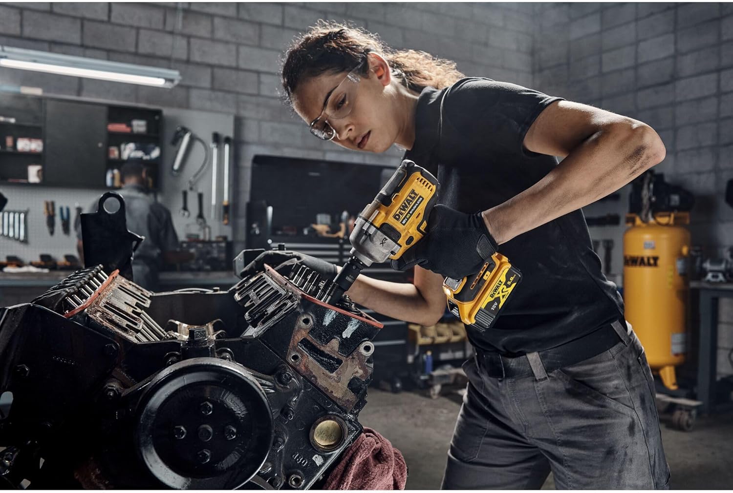 DEWALT Avvitatore a impulsi di fascia media 18V XR Brusless con 2 pacchi batteria XR 18V 5.0Ah e caricabatterie multitensione, DCF892P2T-QW